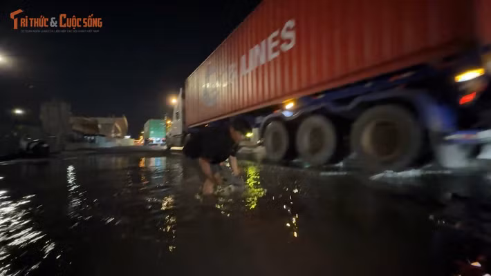 Tài xế một phen khốn đốn vì bất ngờ "gặp hoạ" giữa đường