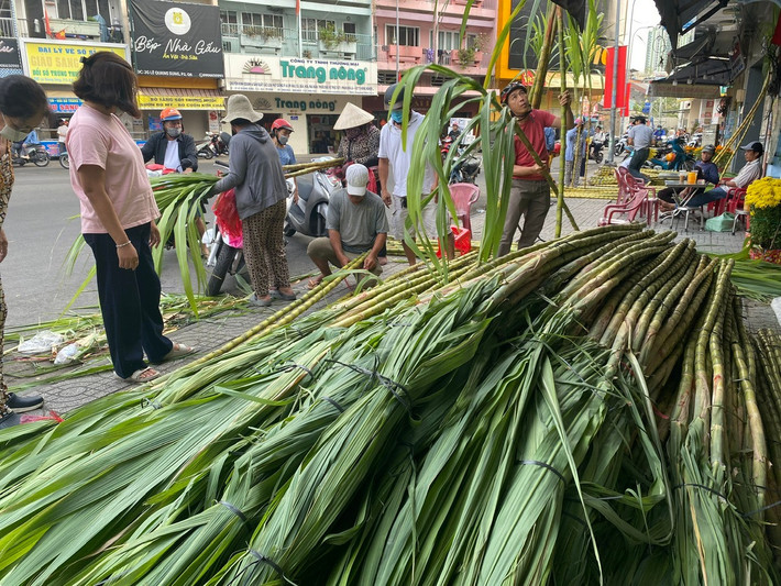 Chợ mía tại đây xuất hiện từ nhiều năm, nhưng mỗi năm chỉ họp chợ khoảng 2 ngày, mùng 8 và mùng 9 tháng Giêng. Mía tại đây được tuyển chọn kỹ lưỡng: cây cao, thân to, chắc khỏe. Đặc biệt, phần ngọn phải còn nguyên lá tươi xanh mới được khách hàng ưa chuộng.