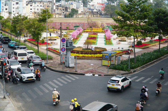 Khu đất 152 Trần Phú (phường Chợ Quán, TP HCM) từng là cơ sở sản xuất của Nhà máy Thuốc lá Sài Gòn. Sau khi nhà máy di dời, khu đất được quy hoạch cho dự án phức hợp thương mại dịch vụ cao ốc văn phòng nhưng nhiều năm qua vẫn “đắp chiếu”. Đầu tháng 1, TP HCM chủ trương tháo dỡ rào chắn, cải tạo khu đất thành công viên, vườn hoa phục vụ người dân dịp Tết Bính Ngọ.