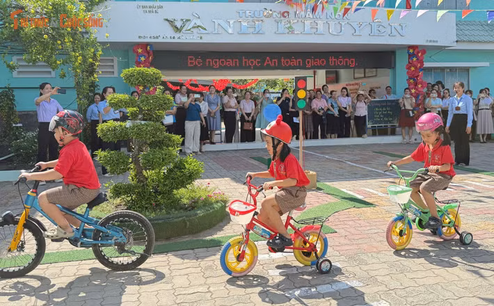Thiếu tá Nghĩa đã "hoà cùng" làm bạn với các cháu học sinh Mầm non...