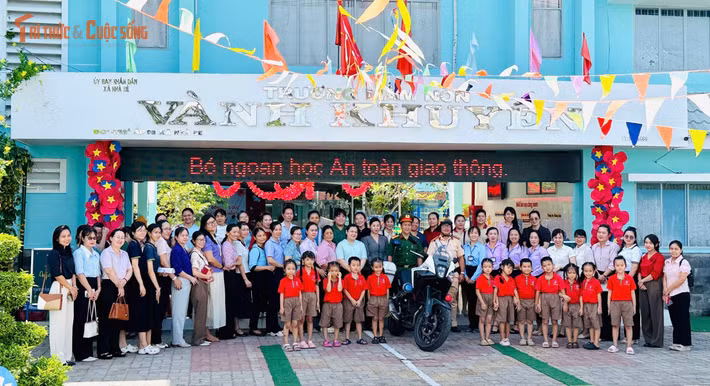 Đây là buổi tổ chức tuyên truyền an toàn giao thông (ATGT) do Trạm CSGT Đa Phước (Phòng CSGT - PC08) và Công an xã Nhà Bè (TP HCM) phối hợp thực hiện tại các trường Mầm non Vành Khuyên, Sơn Ca, Hoạ Mi, Hoa Lan, Vườn Hồng...