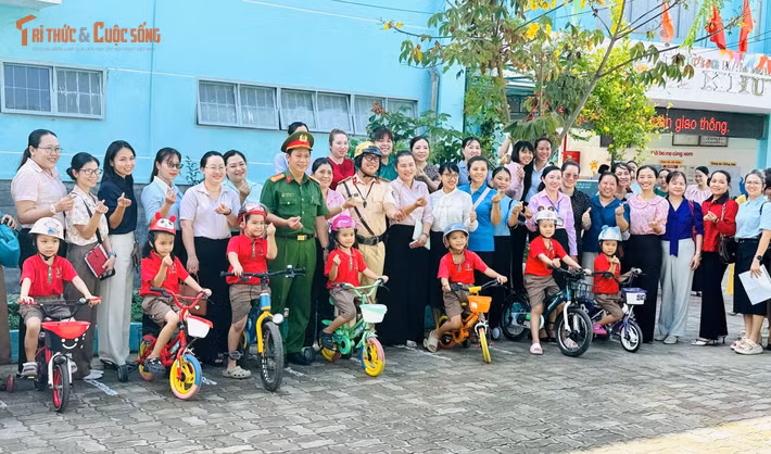 Sáng nay 7/5, có thể là một ngày đặc biệt, không thể nào quên của gần 300 trẻ mầm non và các cô giáo tại các trường Mầm non trên địa bàn xã Nhà Bè, TP HCM.