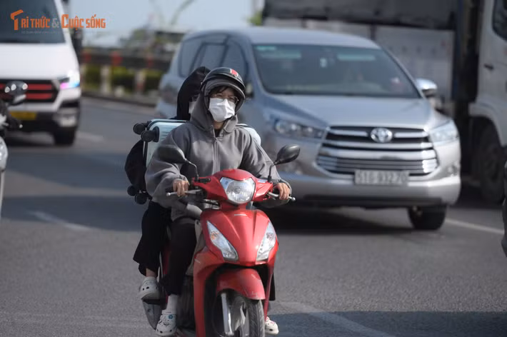 Xe cộ xếp hàng dài di chuyển trên QL1 hướng về các tỉnh Miền Tây. Trong khi ở hướng ngược lại đường thông thoáng.