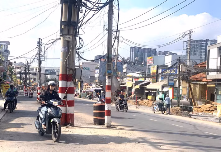 Tình trạng này diễn ra nhiều tháng qua. Ghi nhận trên tuyến đường này có khoảng 200 trụ điện bị “bỏ rơi” giữa đường.