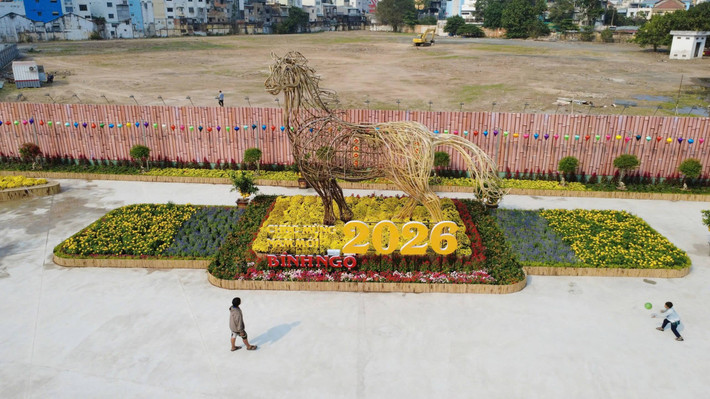 Hình ảnh linh vật ngựa “khổng lồ” cao khoảng 8 m, dài 7,5 m được lắp đặt tại công viên để phục vụ người dân đến tham quan.