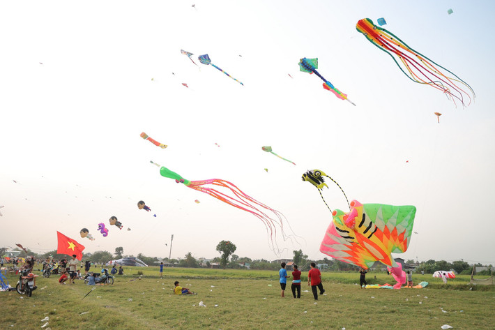 Nằm trên đường Nguyễn Thị Đành (xã Xuân Thới Sơn, TP HCM), cánh đồng diều Bà Canh từ lâu đã trở thành điểm hẹn quen thuộc của những tâm hồn yêu thích bầu trời.