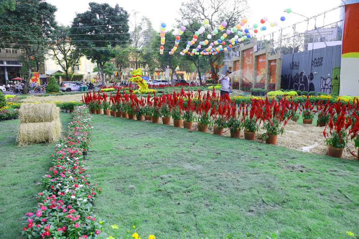 Hiện phần rìa khu đất đã hình thành vườn hoa tại 2 mặt tiền đường Lê Duẩn và Hai Bà Trưng. Vườn hoa được thiết kế với phần rơm rạ làm điểm nhấn kết hợp với nhiều loại hoa, cây cảnh.