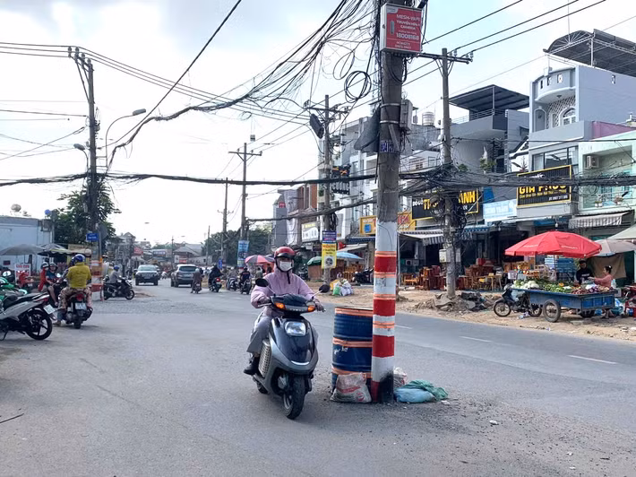 Theo thiết kế, tuyến đường sẽ được mở rộng lên 30m với 6 làn xe, vỉa hè mỗi bên rộng 4,5m; đồng thời đầu tư đồng bộ hệ thống thoát nước, chiếu sáng và cây xanh. Để cảnh báo, đơn vị chức năng đã sơn những vạch đỏ, trắng lên gốc các trụ điện và dùng cây, lưới rào xung quanh trụ điện nhưng vào ban đêm, vẫn có người suýt tông vào.