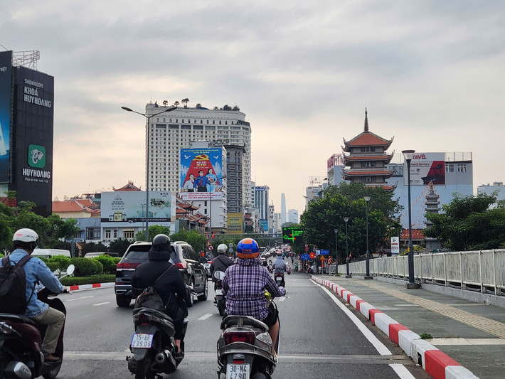 Đường Nam Kỳ Khởi Nghĩa hướng vào trung tâm thành phố dòng xe lưu thông đều, không xảy ra tình trạng kẹt cứng kéo dài hàng trăm mét như mọi năm.