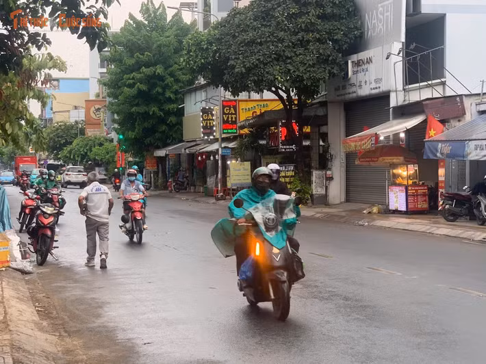 Cơn mưa hiếm hoi từ đầu năm đến nay giúp phần nào giải nhiệt cho TP HCM trong những ngày oi bức.