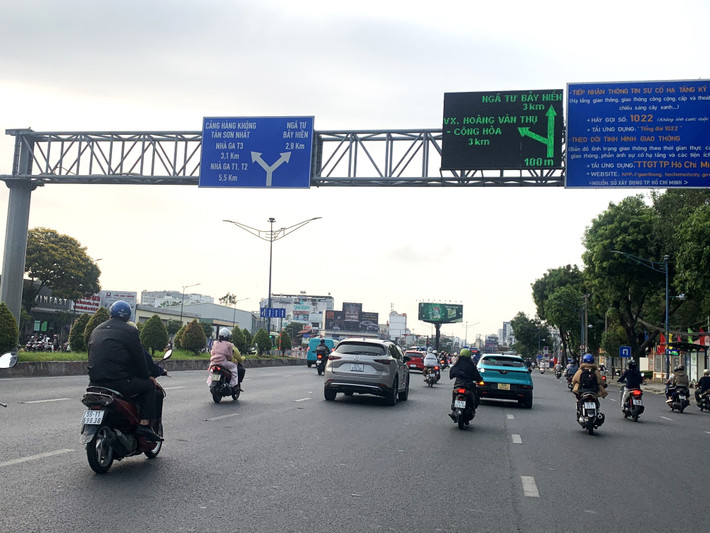 Đường Trường Chinh, ngày thường đông đúc, xe nối đuôi nhau nhích từng chút một nhưng nay thông thoáng, việc đi lại dễ dàng hơn. “Sáng nay, chạy xe đường Trường Chinh vào trung tâm thành phố mà chỉ mất 15 phút. Trời sáng mát mẻ, đường phố không có kẹt xe, cảm giác tuyệt lắm”, anh Nguyễn Văn Phương chia sẻ.