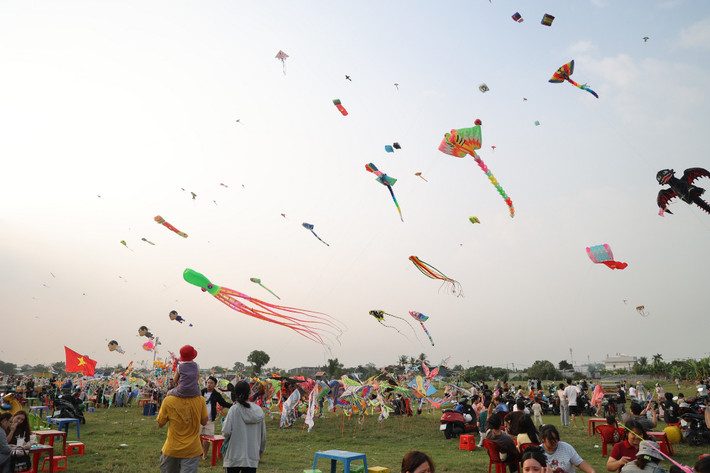 Nhiều người đến đây không chỉ để thả diều mà còn để tận hưởng không khí trong lành sau thời gian làm việc căng thẳng.