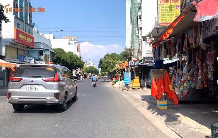 Ghi nhận từ sáng đến đầu giờ chiều 30/4, TP HCM nắng nóng gay gắt. Hôm nay là ngày đầu tiên của kỳ nghỉ lễ kéo dài 4 ngày, tuy nhiên do nắng nóng, thời tiết oi bức nên nhiều người dân chọn cách ở nhà trốn nóng.