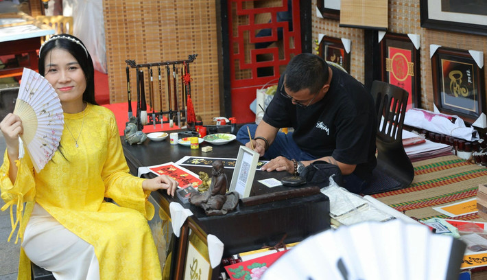 Hình ảnh Tết xưa cũng được tái hiện tại lễ hội Tết Việt năm nay với hình ảnh ông đồ ngồi cho chữ.