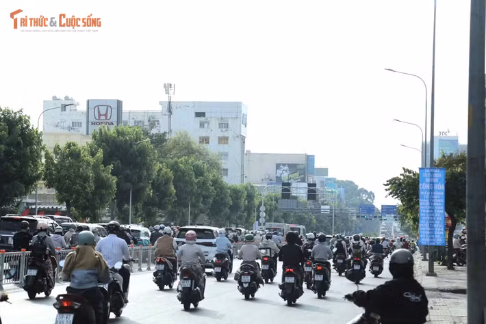 Trong ngày đầu tiên đường Cộng Hòa phân làn, đảo chiều việc lưu thông của người dân diễn ra thuận lợi và không có cảnh kẹt xe.