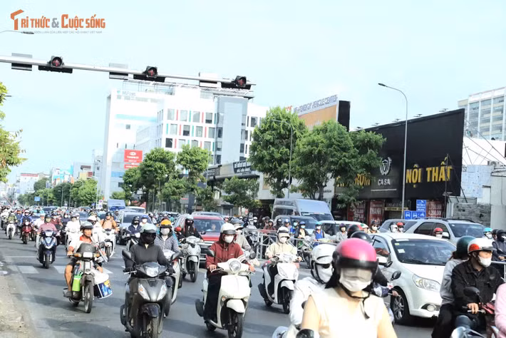 “Ngày nào đi làm trên tuyến đường này cũng bị kẹt xe, ùn tắc dữ lắm. Sáng nay đi làm không kẹt xe đỡ mệt. Hy vọng giải pháp phân làn, đảo chiều lưu thông trên đường Cộng Hòa sẽ phát huy được hiệu quả”, anh Linh Phong ngụ phường Bình Tân chia sẻ.