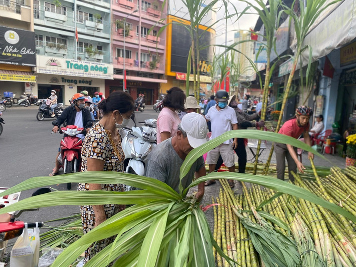 Ghi nhận vào sáng mùng 9 Tết (25/2) tại khu vực “chợ mía” trên đường Lê Quang Sung (phường Bình Tây, TP HCM) luôn tấp nập người mua, bán. Đây cũng là địa điểm mua bán mía quen thuộc của người dân mỗi khi đến dịp cúng vía Ngọc Hoàng. Theo phong tục dân gian, mùng 9 tháng Giêng là ngày “vía” Ngọc Hoàng, người dân thường sắm lễ vật gồm nhang đèn, giấy tiền vàng mã, cặp mía vàng để cúng.