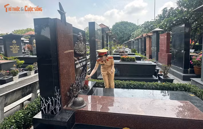 Nữ CSGT thắp nhang phần mộ tại Nghĩa trang TP HCM.