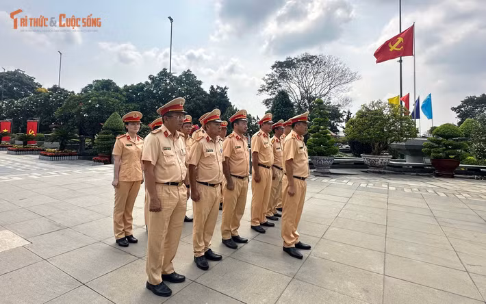 Tại nghĩa trang Liệt sĩ TP HCM (cửa ngõ phía Đông TP HCM), tập thể CB-CS Đội CSGT Rạch Chiếc đã dâng hương, dành phút mặc niệm để tưởng nhớ các AHLS...