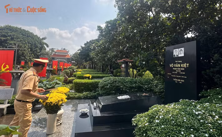 Sau khi viếng NTLS TP HCM, các CB-CS Đội CSGT Rạch Chiếc đã đến viếng Nghĩa trang TP HCM (Nghĩa trang Lạc Cảnh). Nơi an nghỉ của các vị Lãnh đạo đất nước qua các thời kỳ. Lực lượng CSGT Rạch Chiếc đã dâng hoa, thắp hương phần mộ Cố Tổng Bí thư Nguyễn Văn Linh, Cố Thủ tướng Võ Văn Kiệt; Cố Chủ tịch nước Lê Đức Anh...