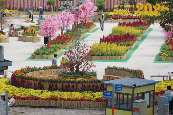 Sau thời gian thi công, công viên tại khu đất cơ bản hoàn thiện. Mảng xanh và các tiểu cảnh công viên dần thành hình, các lối đi phục vụ đi bộ và tập thể dục cũng đã được làm xong.