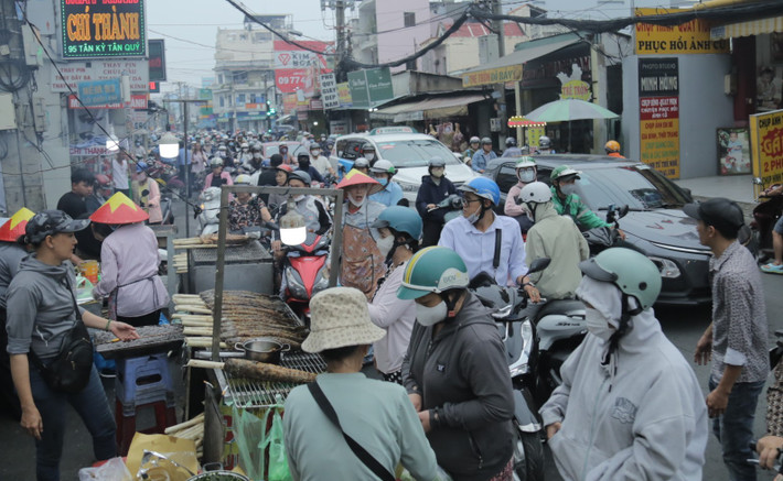 Sáng 26/2 (mùng 10 tháng Giêng âm lịch, ngày vía Thần Tài theo quan niệm dân gian), nhiều người dân ở TP HCM đi mua các lễ vật heo quay, vịt quay, vàng mã và cá lóc nướng để cúng với hy vọng làm ăn thuận lợi “mua may, bán đắt”.