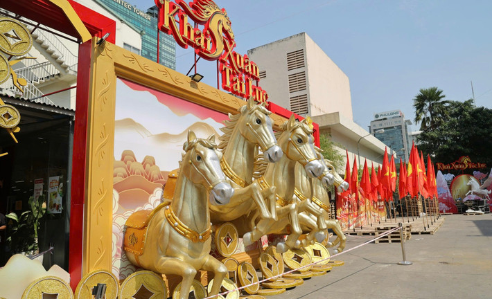 Trong khuôn viên Nhà văn hóa Thanh niên còn có thêm 6 mô hình linh vật ngựa, mỗi linh vật mang một thông điệp riêng như: mã lực khai xuân, tốc lực khai xuân, mãnh lực khai xuân, phúc lực khai xuân…