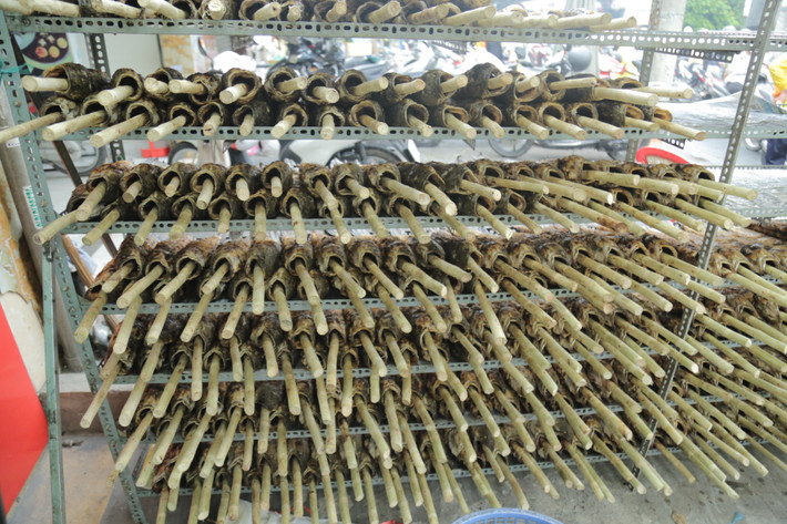 Theo những người bán cá lóc nướng tại tuyến đường này, cá nướng phải được chọn những con lớn và đều nhau.