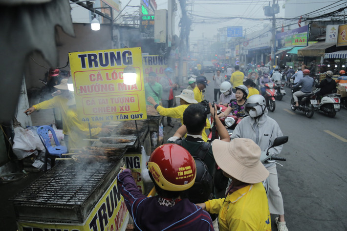 Nhiều người dân tranh thủ mua cá lúc sáng sớm về cúng. Anh Nguyễn Mạnh, phường Bình Tân cho biết, sáng nay anh chạy xe máy ra đường Tân Kỳ Tân Quý để mua cá lóc nướng cúng vía Thần Tài với hy vọng một năm làm ăn được thuận lợi. “Tôi làm kinh doanh, buôn bán nên vía Thần Tài cũng quan trọng lắm. Hy vọng năm nay mọi việc đều thuận buồm xuôi gió”, anh Mạnh nói.