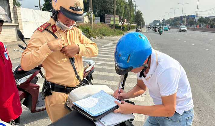 Thậm chí có trường hợp còn tỏ ra bất ngờ vì tự suy nghĩ: "ngày lễ Tết chắc CSGT cũng...nghỉ".