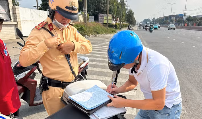 Thậm chí có trường hợp còn tỏ ra bất ngờ vì tự suy nghĩ: "ngày lễ Tết chắc CSGT cũng...nghỉ".