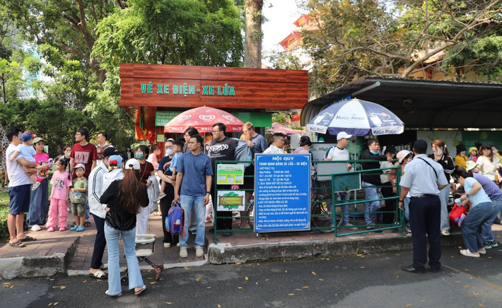 Dịch vụ xe điện chở khách tham quan được nhiều người sử dụng.