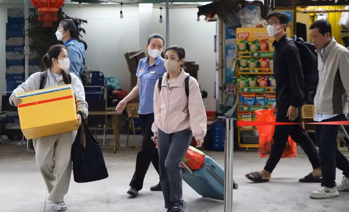 Chiều tối 6/3, cả nghìn hành khách đi tàu Bắc – Nam đã phải xuống ga Biên Hòa (Đồng Nai) di chuyển bằng xe khách trung chuyển đến ga Dĩ An (TP HCM) để tiếp tục đi tàu trong hành trình về ga Sài Gòn.