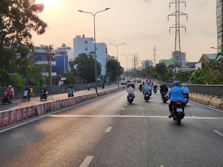 Những con đường, ngõ hẻm ở TP HCM không còn cảnh hàng dài xe nối đuôi nhau hối hả, thay vào đó là sự thông thoáng.