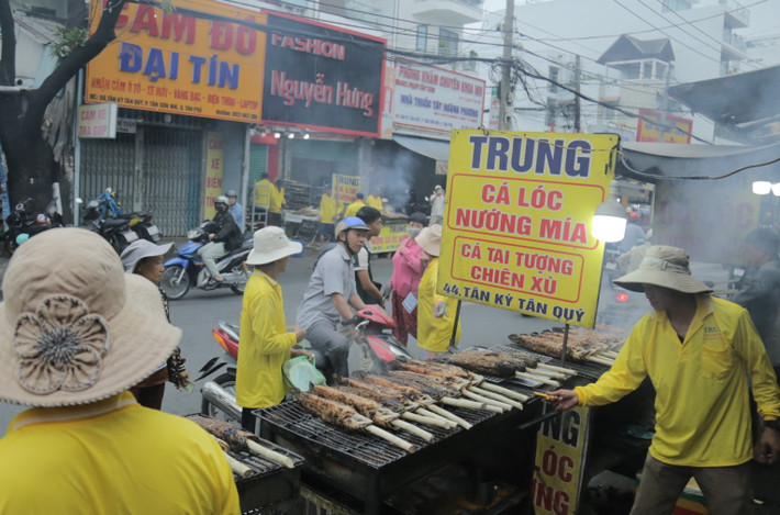 Chỉ một đoạn đường dài khoảng 300m nhưng đã có hàng chục điểm bán cá lóc nướng.