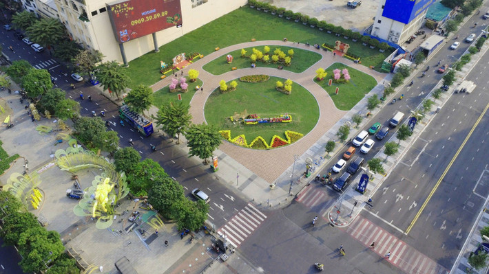 Những ngày cận tết Nguyên đán Bính Ngọ 2026, nhiều khu “đất vàng” tại TP HCM được “thay áo” mới khi trở thành các vườn hoa, tiểu cảnh rực rỡ sắc xuân. Tại khu đất số 135 Nguyễn Huệ thuộc dự án Thương xá Tax (phường Sài Gòn) trở nên thông thoáng, rực rỡ mảng xanh, sắc vàng cạnh đường hoa Nguyễn Huệ.