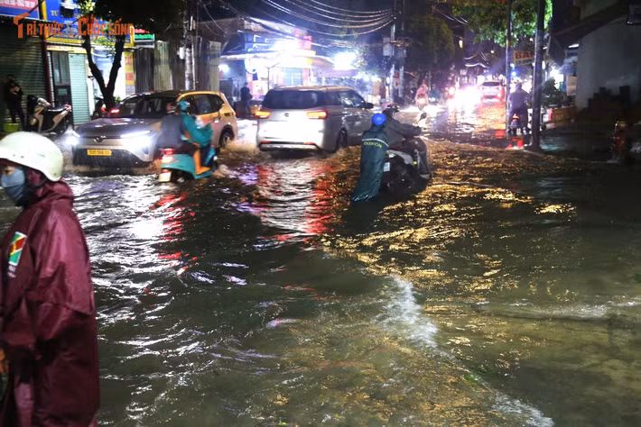 Đường Bình Trị Đông mênh mông nước sau cơn mưa kéo dài hơn một giờ. “Mưa lớn là ngập, người dân đi lại rất cực khổ. Xe chết máy giữa đường, phải dắt bộ trong nước ngập thật sự rất mệt”, một người dân chia sẻ.