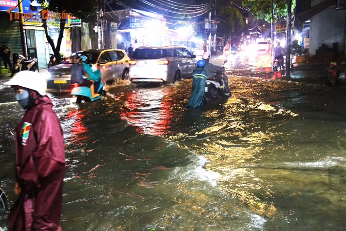 Nhiều phương tiện bị chết máy khi lưu thông qua tuyến đường ngập. Nhiều người phải dắt bộ trong làn nước đục ngầu. Mỗi khi ô tô chạy qua lại tạo thành những đợt sóng lớn tạt nước tung tóe lên người đi đường.