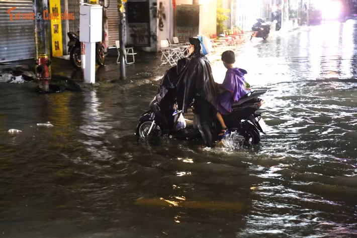 Nhiều người rơi vào tình thế “tiến thoái lưỡng nan” khi nước ngập sâu giữa đường Bình Trị Đông. Quay đầu không được, tiếp tục di chuyển cũng lo xe chết máy giữa dòng nước.
