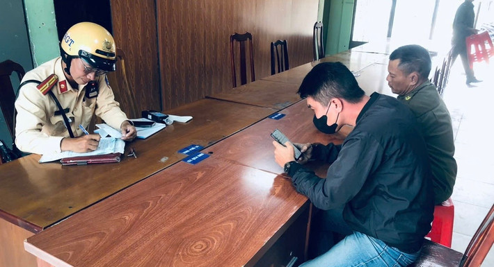 Hầu hết các trường hợp bị phát hiện vi phạm nồng độ cồn đều viện lý do ngày đầu năm uống để chung vui cùng bạn bè, lỡ có bị CSGT phát hiện cũng dễ được thông cảm.