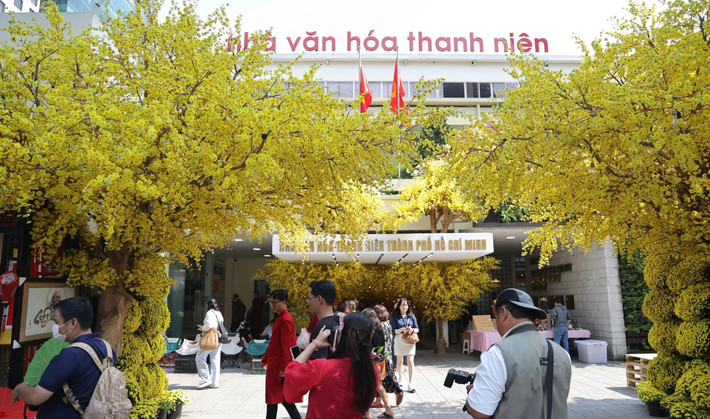 Hình ảnh rực rỡ sắc Xuân tại Lễ hội Tết Việt Bính Ngọ 2026. Những ngày cuối năm, chỉ cần bước ra đường đã thấy mùa xuân đang về trên khắp con hẻm, phố phường