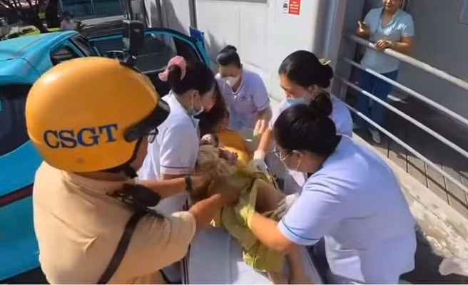 Hình ảnh cảm động: CSGT hỗ trợ đưa thai phụ sinh trên xe đến bệnh viện