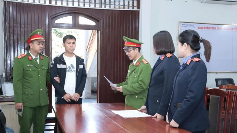 Khởi tố vụ sản xuất hàng nghìn can nước giặt giả ở Hưng Yên