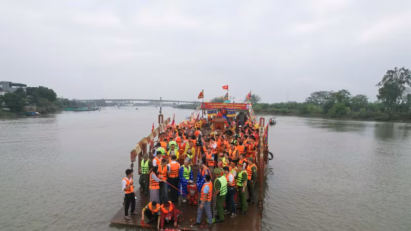 Hàng nghìn du khách nô nức khai hội đền Tranh