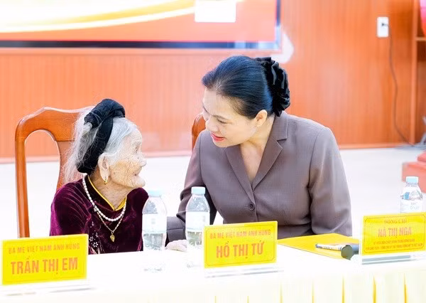 Tặng 60 căn nhà tri ân Mẹ Việt Nam Anh hùng, thương binh nặng tại Nghệ An