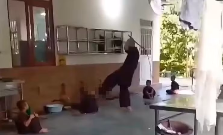 Người đàn ông mặc áo tu hành đánh đập bé trai tại Phú Thọ gây phẫn nộ