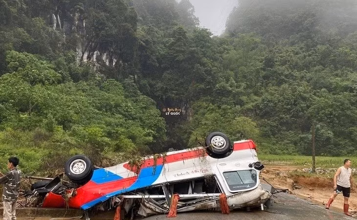 Lũ cuốn trôi xe khách ở Cao Bằng: Nguy hiểm khi chủ quan trong mưa lũ