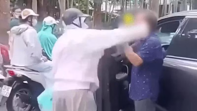 Người phụ nữ chửi bới, tát tài xế ở Hà Nội có dấu hiệu tội gây rối TTCC?