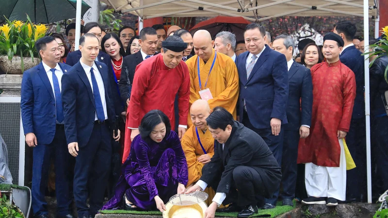 Chủ tịch nước và phu nhân cùng kiều bào thả cá chép tại hồ Hoàn Kiếm