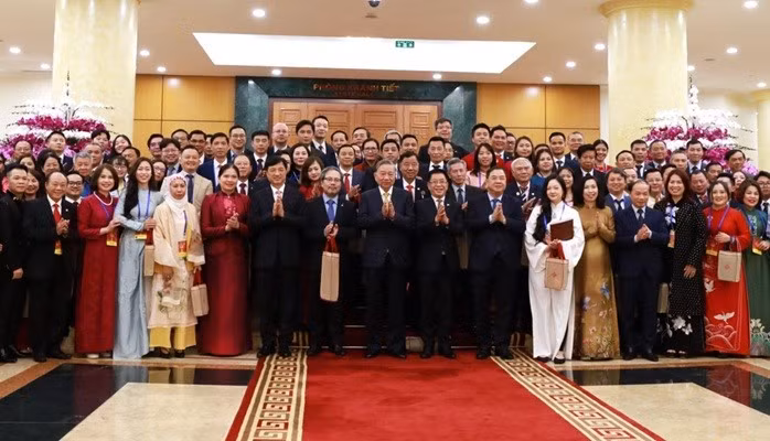 Bộ Chính trị: Đẩy mạnh thu hút nhân tài là người Việt Nam ở nước ngoài